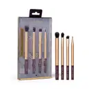 O produto apresentado é um kit de pincéis de maquiagem da marca Eudora. O kit contém 4 pincéis de diferentes tamanhos e formatos, com cabos em tons de bege e dourado. A embalagem é uma caixa de plástico transparente.
