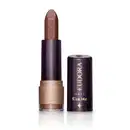 Batom bala da marca Eudora Make na cor Nude Destaque, com embalagem preta e dourada. O rótulo indica a linha "Kiss Me". O batom possui formato cilíndrico e apresenta uma textura opaca.
