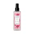 O produto apresentado é um spray perfumado desodorante da linha Instance Rosa Absoluta. O frasco é de plástico transparente com um rótulo rosa, destacando informações sobre o produto. Possui um design elegante e minimalista, com uma tampa preta.