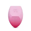 O produto apresentado é uma esponja para maquiagem da marca Niina Secrets, com uma coloração degradê de rosa claro a rosa escuro. Possui um formato arredondado e achatado em diferentes partes.