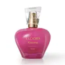 Frasco de item de perfumaria da marca Eudora, na cor rosa vibrante em formato de maçã, com rótulo dourado exibindo o nome "Kiss Me Again".