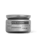Recipiente de plástico cinza com rótulo preto e branco. Texto "Nutri Diamond - Máscara de Blindagem" e informações sobre os ingredientes e benefícios do produto. Embalagem com formato arredondado e tampa.