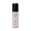Frasco de item de perfumaria com tom arroxeado. Texto "EUDORA Velvet Soul" visível no rótulo. Embalagem cilíndrica com tampa preta. Escrito: Body Spray Desodorante!. Produto de 100 ml.