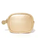 Bolsa dourada retangular com zíper e pingente dourado. É uma bolsa pequena, como uma clutch. Logotipo da marca visível no pingente.