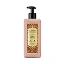 Frasco de plástico com bomba doseadora preta, rótulo com design dourado e marrom, contendo item de cuidados corporais da marca Instance Joias do Oriente com fragrância de Âmbar Precioso.