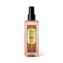 Frasco transparente com rótulo marrom e dourado da marca Instance, contendo item de perfumaria em body splash com fragrância de âmbar precioso, apresentado em posição frontal.