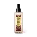 Frasco transparente com rótulo marrom e dourado da marca Instance, contendo item de perfumaria em body splash com fragrância de tâmara negra, apresentado em posição frontal.