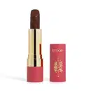 Embalagem de um batom aberto, com corpo dourado e tampa e base rosa, escrito "Eudora Niina Secrets". A cor do batom é marrom escuro e tem um relevo exclusivo em padrão floral na bala. Produto de beleza com design elegante e sofisticado.