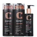 A imagem mostra uma linha de produtos para cabelos da marca Truss. São eles:
- Shampoo Curly Low Poo
- Condicionador Curly
- Ativador de Cachos Curly