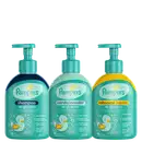 A imagem traz shampoo, condicionador e sabonete líquido Pampers. Todos dispostos lado a lado em fileira em embalagens de cor verde clara com ilustrações infantis de pato.
