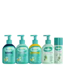 A imagem traz shampoo, condicionador, sabonete líquido, loção hidratante e óleo hidratante da Pampers. Todos dispostos lado a lado em fileira em embalagens de cor verde clara com ilustrações infantis de flor e pato.