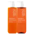 Dois frascos de plástico laranja com bombas brancas, contendo Shampoo Original e Condicionador Original da marca Mise en Scène. Os rótulos exibem informações sobre os ingredientes e a marca.
