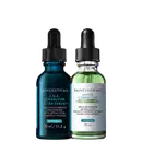 Dois frascos com contagotas SkinCeuticals: A.G.E. Interrupter Ultra Serum (azul, 30ml) e Phyto Corrective (verde, 30ml). Embalagens com rótulos brancos e tampas pretas rosqueáveis.
