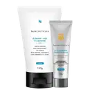 Dois produtos SkinCeuticals: gel de limpeza Blemish + Age 120g em tubo branco com tampa preta, e protetor solar UV Oil Defense FPS 80 40g em tubo branco com detalhes prateados.