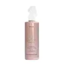 Produto de beleza da marca Brae para brilho e nutrição dos cabelos. Frasco plástico com bomba borrifadora branca. Rótulo rosa metálico com o nome do produto "Glow Shine" e descrição.