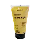 O produto apresentado é um esfoliante corporal da marca Labotrat, com aroma de maracujá. A embalagem é um tubo plástico amarelo, com o nome do produto "Esfoliante Rosto e Corpo Maracujá" impresso em preto. O tubo contém 150g do produto.