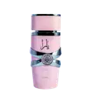 Frasco de perfume rosa da marca Lattafa Perfumes, com detalhes em prata e rótulo com texto em árabe. O produto possui um design elegante e sofisticado, com uma tampa destacada.