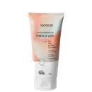 O produto apresentado é um creme hidratante para mãos e pés da marca Labotrat. A embalagem é um tubo branco e rosa, com o nome da marca e do produto claramente visíveis. Volume de 100g.