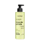 O produto apresentado é um hidratante corporal da marca Labotrat, com o nome "lima da pérsia" impresso no rótulo. A embalagem é um frasco plástico com um dispensador na parte superior, de cor predominantemente amarela.
