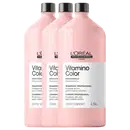 A imagem mostra um Trio de shampoos Vitamino Color Resveratrol (1,5L cada), da L’Oréal Professionnel. Embalagens rosa claro com design minimalista destacam a fórmula para proteção da cor em cabelos coloridos.