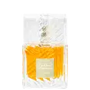 Frasco de perfume Lattafa Khamrah com líquido âmbar em embalagem de vidro transparente com detalhes dourados e rótulo com o nome da fragrância "Lattafa" em letras brancas.