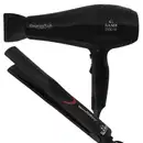 A imagem mostra um secador de cabelo profissional GA.MA Italy, na cor preta, com design ergonômico e corpo alongado. Acompanha uma prancha alisadora de cabelo, também preta com detalhes em vermelho. Ambos têm acabamento fosco e linhas retas e angulares.