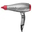 A imagem traz o secador de cabelo da GA.MA Italy Prime 3D Titanio. O acessório possui um corpo alongado e aerodinâmico em plástico cinza e detalhes em vermelho com o bico concentrador de ar removível na ponta.
