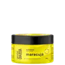 O produto exibido é um esfoliante corporal da marca Labotrat, com embalagem em formato de pote preto com tampa. A embalagem possui uma etiqueta amarela com o nome do produto "maracuja" e informações sobre sua função de renovação celular e efeito calmante.