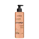 O produto mostrado na imagem é um hidratante corporal da marca Labotrat, com o nome "Pêssego" impresso no rótulo. A embalagem é um frasco plástico com um dispensador na parte superior, de cor laranja clara.