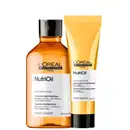 A imagem mostra um kit um frasco arredondado de shampoo e com uma bisnaga de leave-in, ambos de cor bege, com rótulo branco e tampa preta.