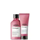 A imagem mostra um kit da L'Oréal Professionnel Pro Longer com um frasco arredondado de shampoo e  com uma bisnaga de condicionador, ambos de cor rosa escuro, rótulo branco e tampa preta.