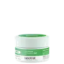O produto apresentado é um gel hidratante Oil Control da marca Labotrat. A embalagem é um pote branco com tampa verde, contendo 100g do produto.