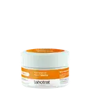 O produto apresentado é um hidratante facial da marca Labotrat, com o nome "Hidratante Nutri Matte" impresso no rótulo. A embalagem é um pote branco com tampa laranja, contendo 100g do produto.