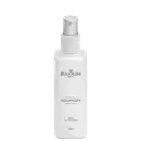 O produto apresentado é um spray texturizador da marca Rigolim Hair & Co., chamado "Volumizer". A embalagem é um frasco branco com um rótulo preto e branco, contendo 200ml do produto. O frasco possui um bico pulverizador na parte superior.