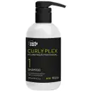 Shampoo para cabelos cacheados da linha Curly Plex da marca Curly Care. Embalagem plástica branca e preta com bomba dosadora preta. Rótulo preto com detalhes em verde, exibindo o nome do produto.