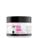 Pote plástico branco com tampa preta contendo um produto de definição de cachos da marca Curly Care. O rótulo indica que é um "Pudding Gelatina Definidora" vegano, com pH 4,2.