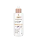 Protetor solar fluido Adcos, embalagem plástica branca de 40ml. No rótulo: Fotoproteção Diária Protetor Solar Fluid Mineral Tonalizante", fator de proteção FPS UVB 50 e FP-UVA. Texto indicando textura leve, não arde os olhos e é resistente à água.
