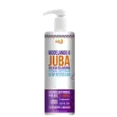 Embalagem plástica branca com bomba dosadora. Rótulo em tons de roxo, laranja e azul. "Geleia Seladora Definição e Muito Brilho Sem Ressecar". Cachos definidos por até 72 horas, linhança dourada e extrato de avelã.