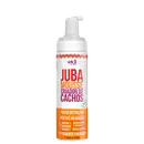 Embalagem plástica branca com bomba doseadora. Rótulo vermelho, laranja e roxo com texto em português descrevendo o produto como "Super Definição por até 48 horas" e listando ingredientes como manteiga de murumuru, óleo de linhaça dourada.
