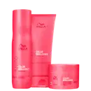 Três produtos de cuidados capilares da linha Color Brilliance da marca Wella Professionals. O primeiro é um shampoo. O segundo é um condicionador. O terceiro é uma máscara capilar. Todos em embalagens rosa vibrante.