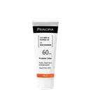 Tubo de protetor solar da marca Principia, com FPS 60, contendo 18% de filtros UV e 5% de niacinamida. O produto apresenta embalagem branca e preta.