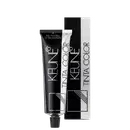 Produto de coloração permanente para cabelos Tinta Color da marca Keune. Embalagem retangular preta com detalhes em branco contendo o nome do produto e da marca.