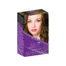 Caixa de tinta para cabelo Essenziale Alphaline, tonalizante em creme. A embalagem é uma caixa retangular de cor roxa escura com detalhes em branco. Há uma imagem de uma modelo com cabelo loiro médio.