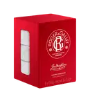 Caixa vermelha contendo três barras de sabonete perfumado da marca Roger & Gallet, com o logotipo e nome da marca impressos em branco. A embalagem apresenta uma janela transparente para visualizar os sabonetes.
