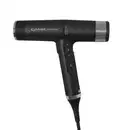 A imagem mostra o secador de cabelo da marca GA.MA Italy. Ele possui o corpo preto fosco com detalhes metálicos prateados. Possui um bocal arredondado com aberturas de ventilação. O cabo é ergonômico com botões de controle de temperatura e velocidade.
