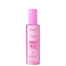 Spray perfume mist, com frasco em formato cilíndrico e cor rosa. No rótulo, está escrito "Urban Beat".