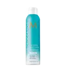 Frasco de shampoo seco Moroccanoil na cor azul-turquesa, com logotipo laranja e texto "Dry Shampoo" em destaque. Embalagem cilíndrica com tampa branca, indicando ser um produto para todos os tipos de cabelo.