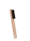 Escova de cabelo com cabo de madeira e cerdas são grossas e escuras, fixadas firmemente no cabo. A escova tem um design simples e funcional, adequado para escovar e pentear cabelos. Não há rótulos ou texto visível.