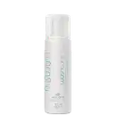 Embalagem em frasco plástico branco, tampa pump. Rótulo com o nome do produto em letras verdes e brancas. Informações adicionais no rótulo incluem "120ml" e "com extrato de Aloe Vera".