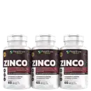 Três frascos de suplemento alimentar em cápsulas de zinco da marca Floral Ervas do Brasil. Rótulos marrons com o nome "ZINCO" e informações sobre o produto, como "100% da Ingestão Diária Recomendada", "60 cápsulas de 350mg cada"